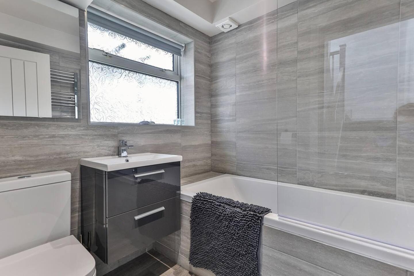 Newly Renovated 3 Bed 2 Bath Apartment & Parking シェフィールド エクステリア 写真