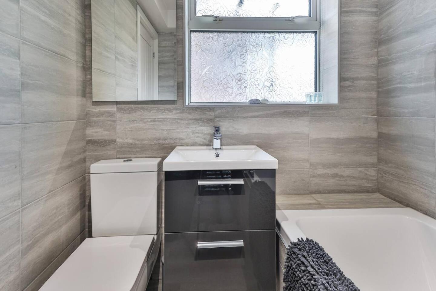 Newly Renovated 3 Bed 2 Bath Apartment & Parking シェフィールド エクステリア 写真