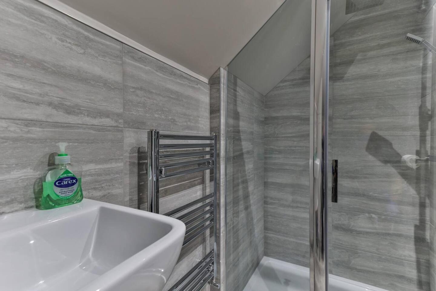 Newly Renovated 3 Bed 2 Bath Apartment & Parking シェフィールド エクステリア 写真